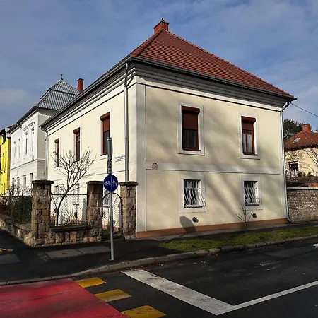 Petofi Sarok * קסזטלי